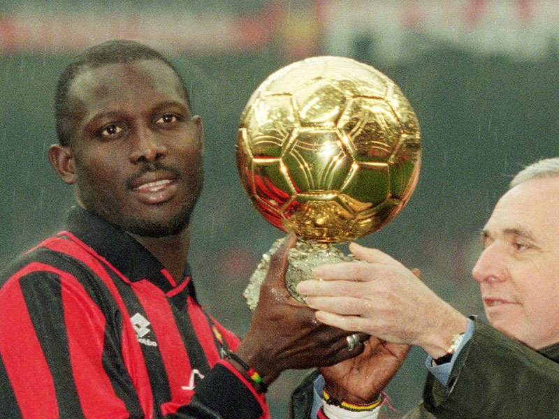 من أرض الملاعب إلى قصر الرئاسة... تعرف إلى قصة رئيس ليبيريا